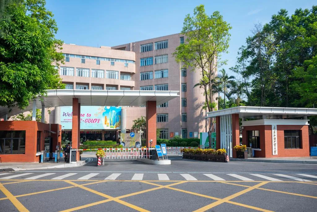 广东外语外贸大学校门